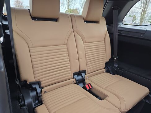 Certified 2025 Land Rover Discovery Dynamic SE image 12