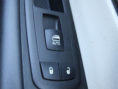 Used 2024 Chrysler Pacifica Touring-L FWD image 25