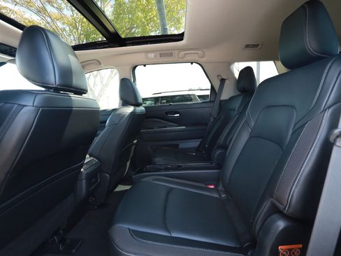 Used 2025 Nissan Pathfinder SL w/ SL Premium Package FWD image 24