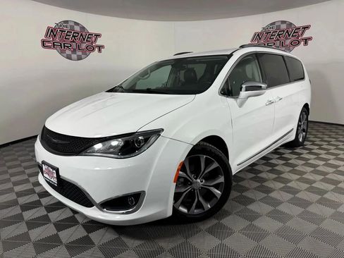 Used 2019 Chrysler Pacifica Limited FWD image 1