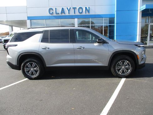 Used 2025 Chevrolet Traverse LT image 2