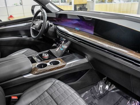 Used 2025 Cadillac Escalade ESV Sport Platinum w/ LPO, Floor Liner Package AWD/4WD image 22
