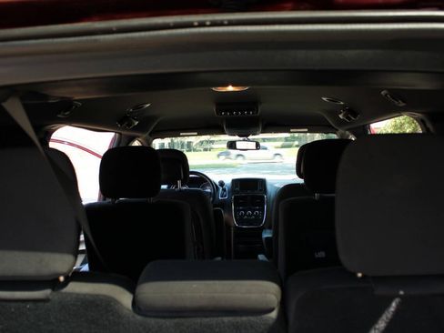 Used 2018 Dodge Grand Caravan SE FWD image 24