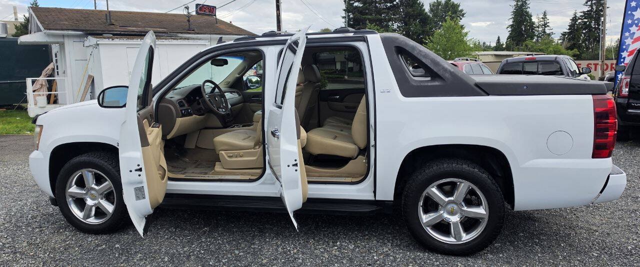 Used 2011 Chevrolet Avalanche LTZ AWD/4WD image 12