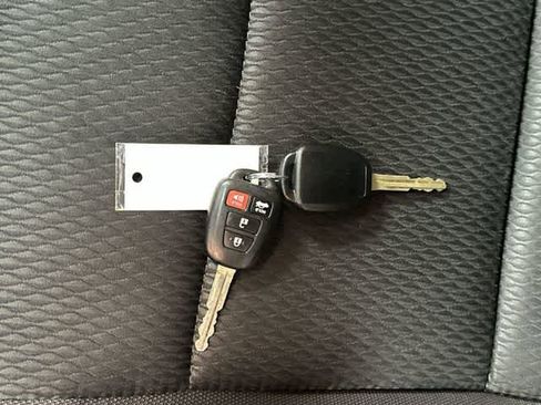 Used 2018 Toyota Corolla LE FWD image 32