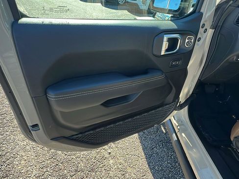 Used 2022 Jeep Wrangler Unlimited Rubicon 4xe w/ Cold Weather Group AWD/4WD image 11