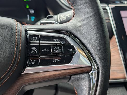 Used 2022 Jeep Grand Cherokee Summit AWD/4WD image 32