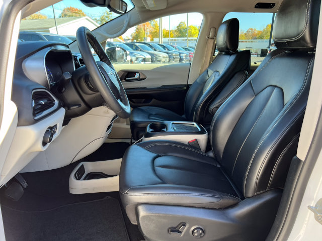 Used 2024 Chrysler Pacifica Touring-L FWD image 3