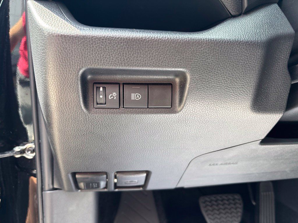 Used 2025 Toyota RAV4 XLE FWD image 37