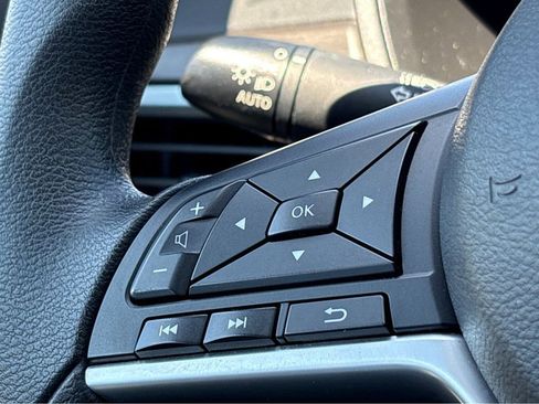 Used 2025 Nissan Altima 2.5 SV FWD image 12