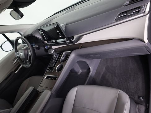 Used 2023 Toyota Sienna XLE image 12