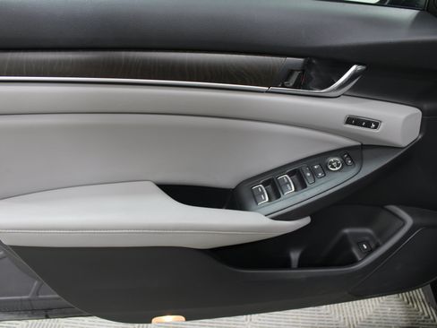 Used 2018 Honda Accord Touring image 6