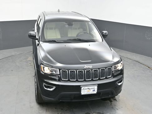 Used 2022 Jeep Grand Cherokee Laredo E image 32