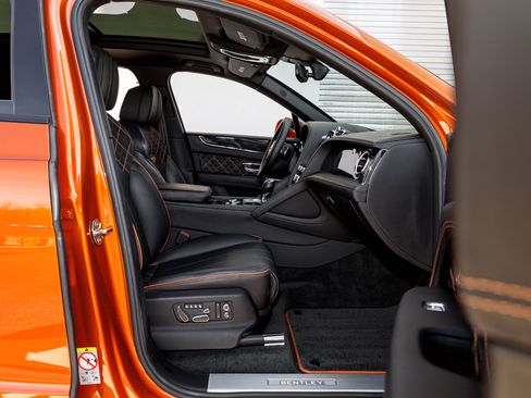 Used 2021 Bentley Bentayga image 2