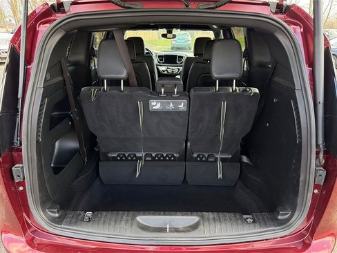Used 2019 Chrysler Pacifica Touring-L w/ S Appearance Package FWD image 12