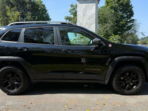 Used 2017 Jeep Cherokee Trailhawk w/ Cold Weather Group AWD/4WD image 6
