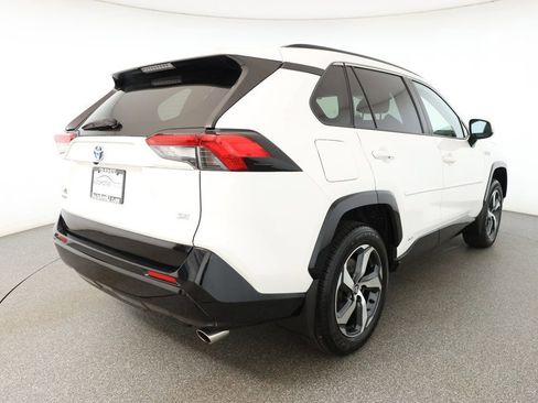 Used 2021 Toyota RAV4 SE image 4