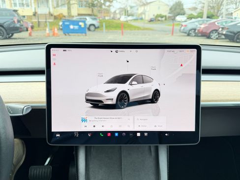 Used 2022 Tesla Model Y Long Range image 18