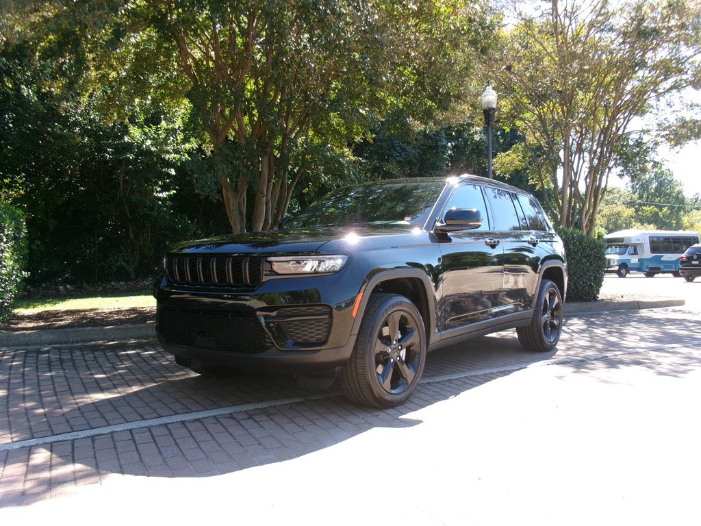 Used 2025 Jeep Grand Cherokee Altitude AWD/4WD image 2