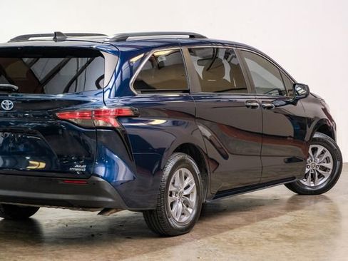 Used 2022 Toyota Sienna XLE w/ XLE Plus Package AWD/4WD image 15