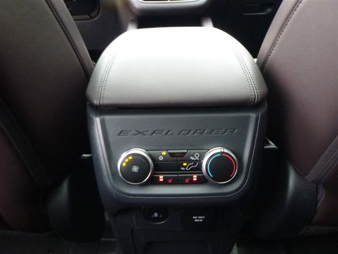 Used 2025 Ford Explorer Platinum w/ LUX Leather Package AWD/4WD image 19