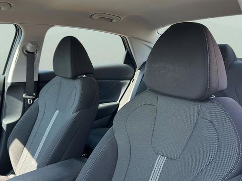 Certified 2025 Hyundai Elantra SE image 13