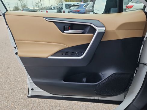 Used 2019 Toyota RAV4 XLE image 17