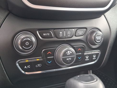 Used 2022 Jeep Cherokee Trailhawk w/ Sun, Sound & Nav Group AWD/4WD image 16