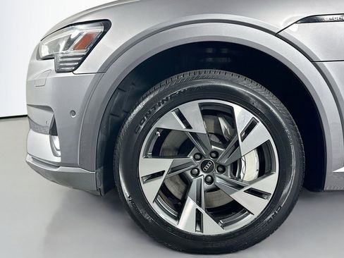 Used 2022 Audi e-tron Premium w/ Convenience Plus Package image 11
