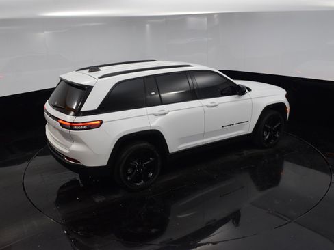 Used 2023 Jeep Grand Cherokee Altitude image 31