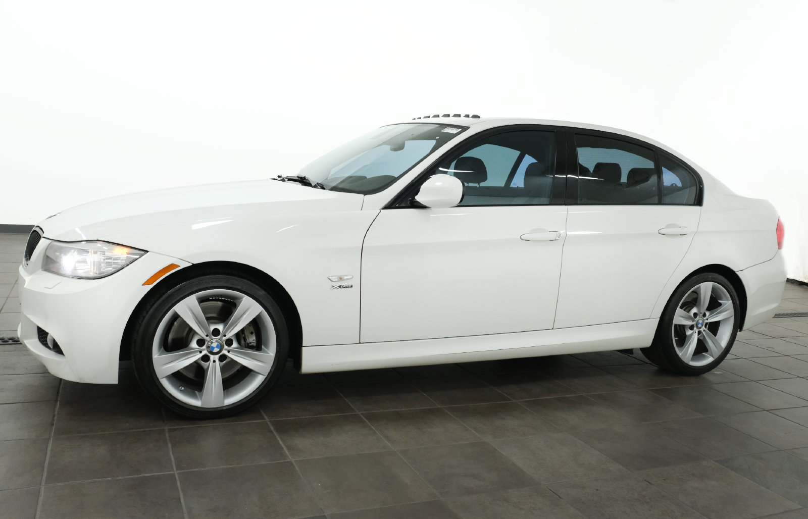 Used 2011 BMW 335i xDrive Sedan AWD/4WD image 2