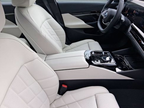 Used 2026 BMW 530i w/ Premium Package RWD image 30