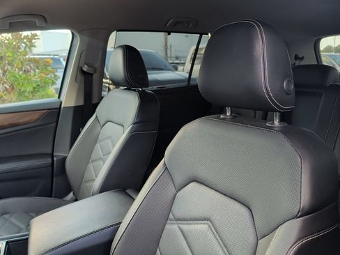 Used 2025 Volkswagen Atlas SE FWD image 15
