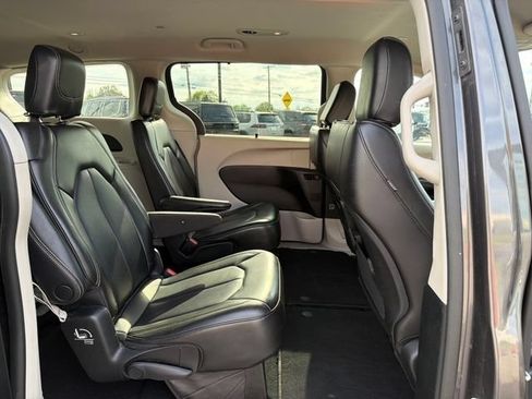 Used 2023 Chrysler Pacifica Touring-L FWD image 31