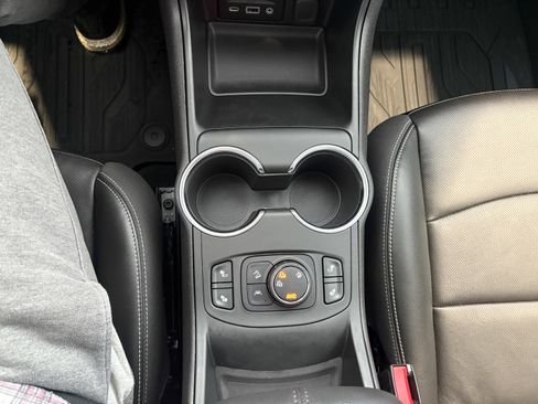 Used 2024 GMC Terrain SLT w/ Infotainment Package II image 16