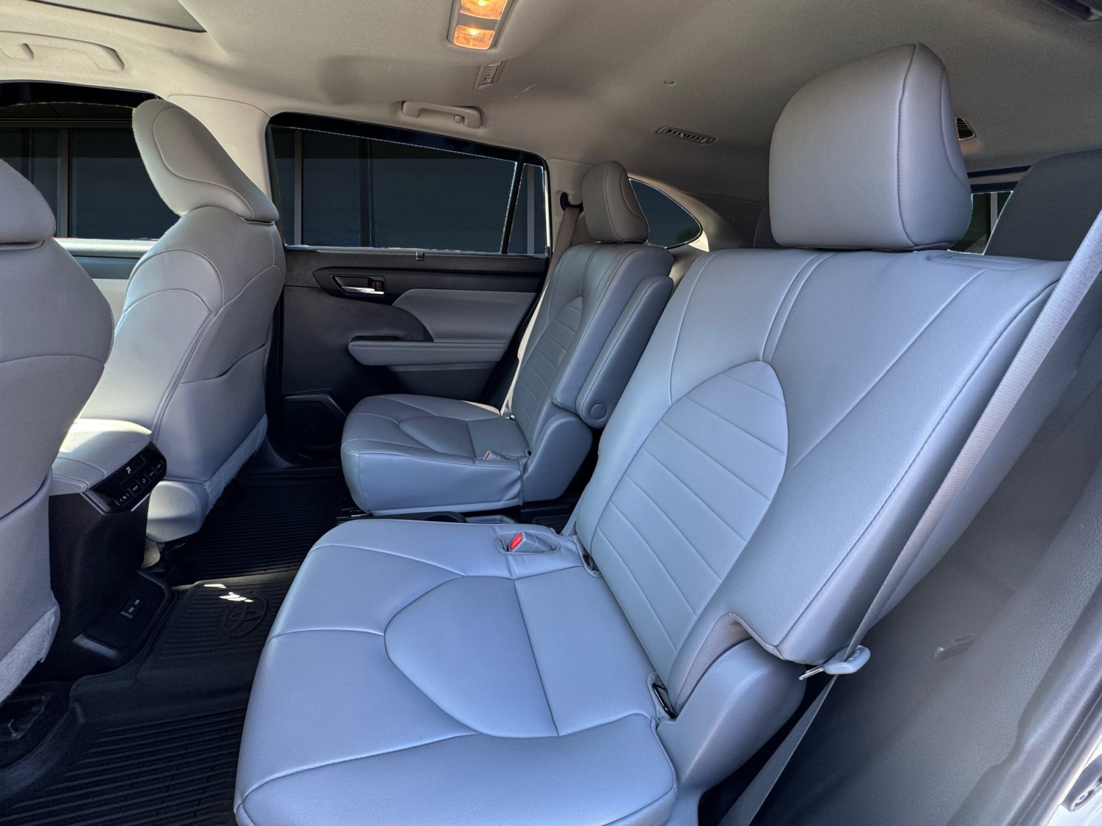 Used 2022 Toyota Highlander XLE AWD/4WD image 16