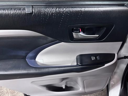 Used 2019 Toyota Highlander XLE image 12