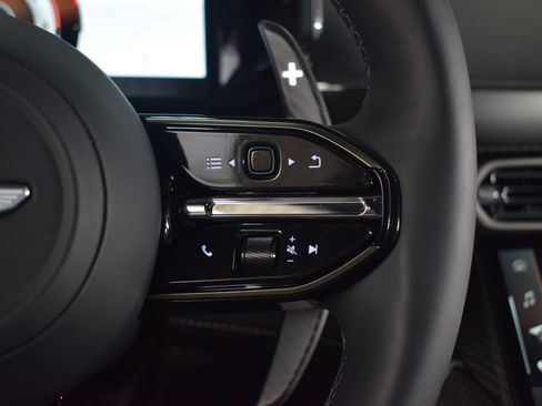 Used 2025 Aston Martin Vanquish image 25