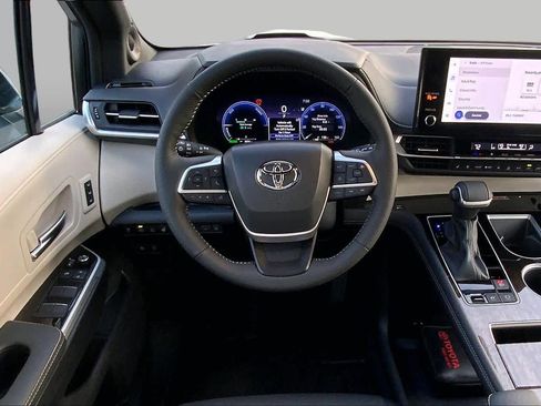 Used 2025 Toyota Sienna Platinum AWD/4WD image 6
