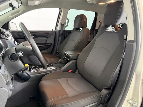 Used 2017 Chevrolet Traverse LT w/ Traveler's Package FWD image 4