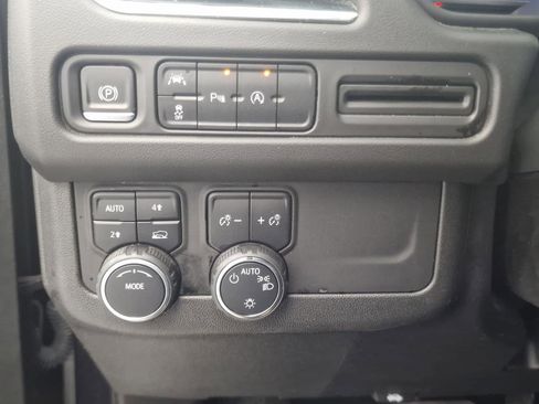 Used 2023 Chevrolet Suburban LT image 22