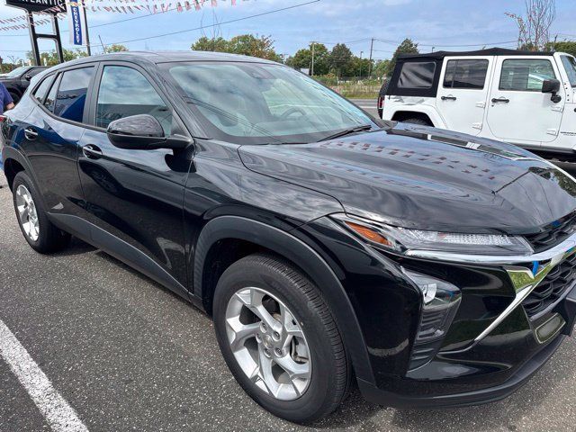 Certified 2024 Chevrolet Trax LS w/ LS Convenience Package FWD image 2