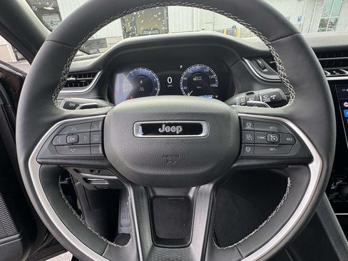 Used 2025 Jeep Grand Cherokee Altitude AWD/4WD image 18