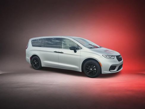 Used 2024 Chrysler Pacifica Touring-L FWD image 2