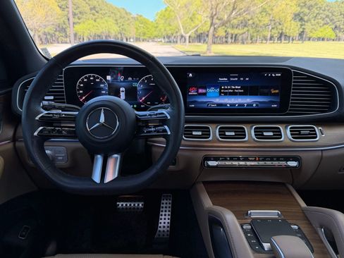 Used 2024 Mercedes-Benz GLS 580 4MATIC image 3