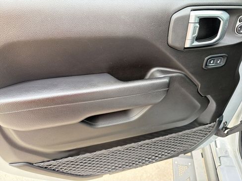 Used 2023 Jeep Gladiator Willys image 12