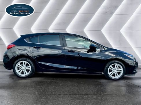 Used 2017 Chevrolet Cruze LT w/ Convenience Package image 4