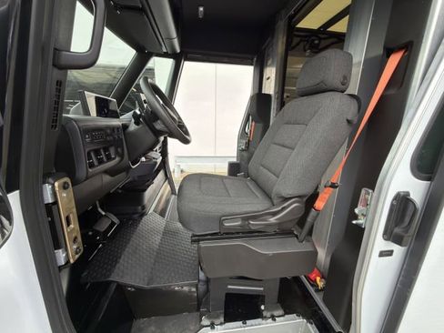 Used 2025 Chevrolet Brightdrop 600 w/ Power Door Package image 19