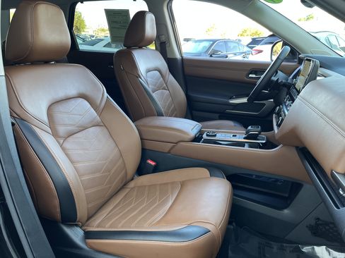 Used 2024 Nissan Pathfinder Platinum image 22