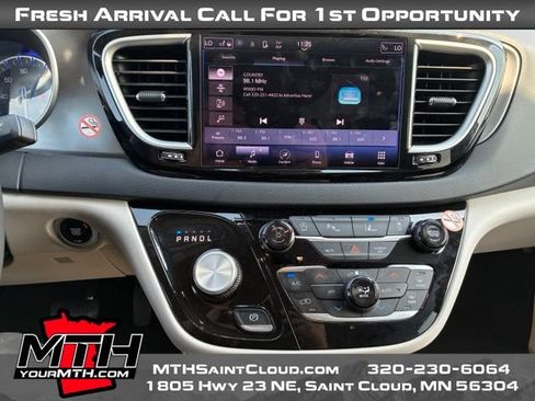 Used 2024 Chrysler Pacifica Touring-L FWD image 13